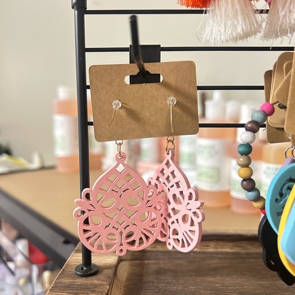 Gorgeous Lightweight Wooden Pink Geometric Boho Dangly Earrings NEW - Picture 2 of 2